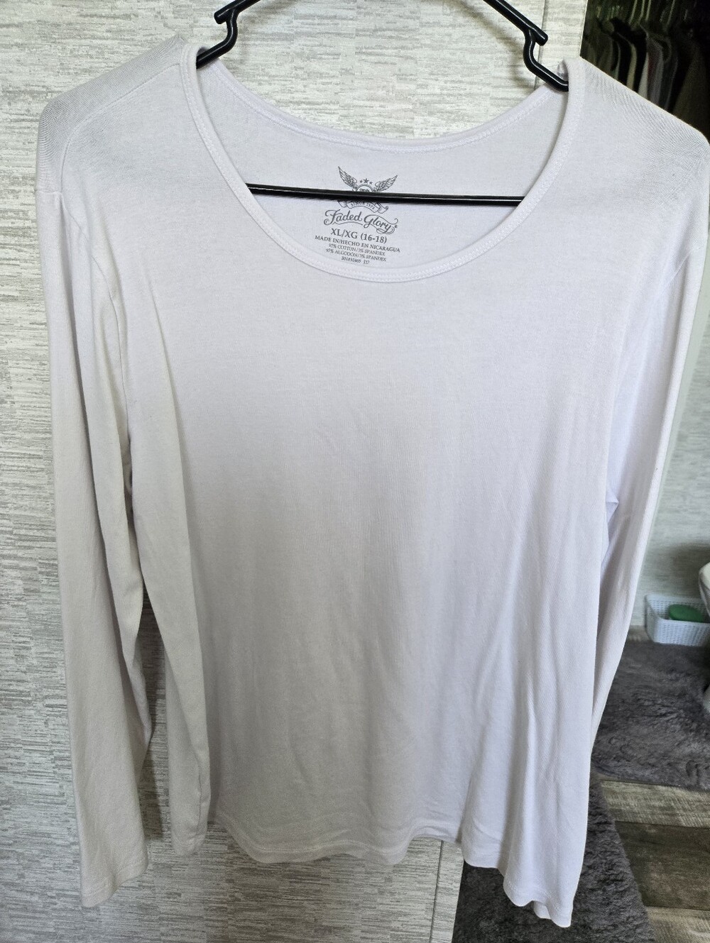 Faded Glory Women’s Long-Sleeve Scoop Neck Top in White